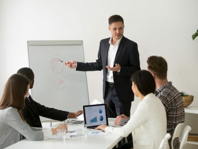 Người quản lý cần phải đưa ra các định hướng rõ ràng cho cấp dưới